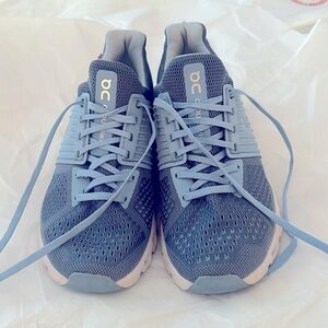 WOMEN’s ON CLOUD Sneakers Light Blue & White.